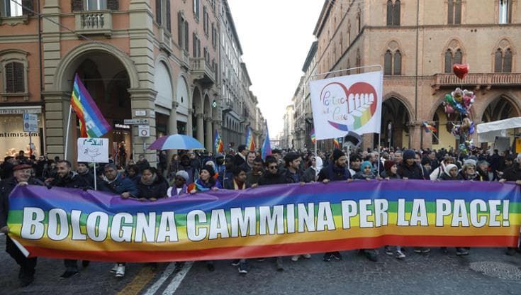 Pace, il 1° gennaio marcia con cristiani, ebrei e islamici. Ara: “Filtri ai militari a scuola”