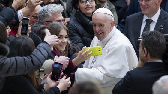 Papa Francesco vuole cambiare il 'Padre Nostro': "Traduzione non è buona, Dio non ci induce in tentazione"