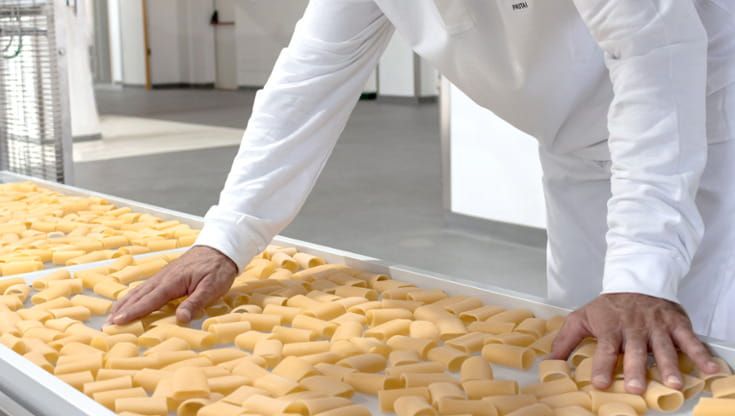 Viaggio nel regno della pasta, tra artigiani, filiere e grandi aziende