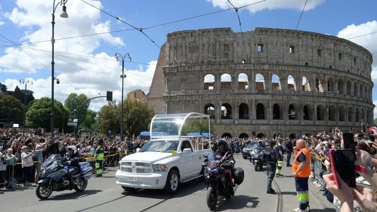 “Ciao Papa”. Il saluto dei fedeli al passaggio del carro funebre di Bergoglio