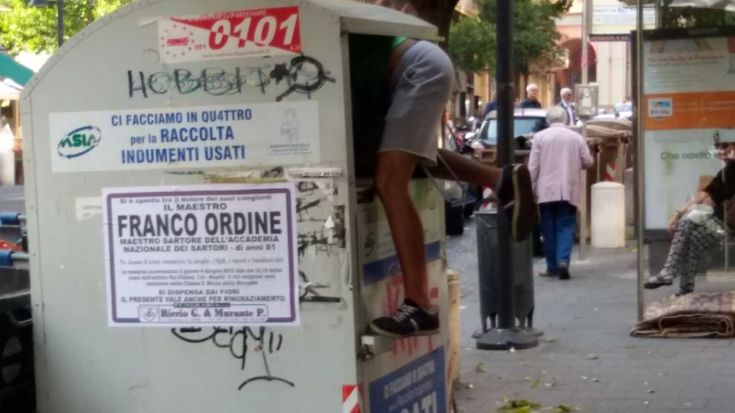 Chiaia, ragazzino in bilico su un cassonetto di abiti usati