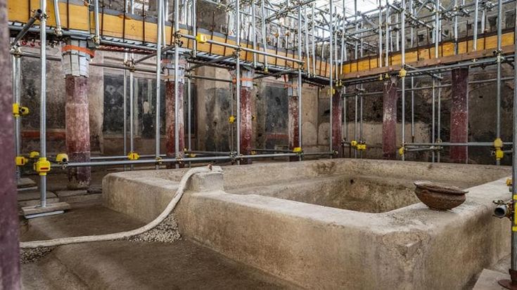 Pompei, scoperto grande impianto termale in una domus: era la spa per gli ospiti dei banchetti