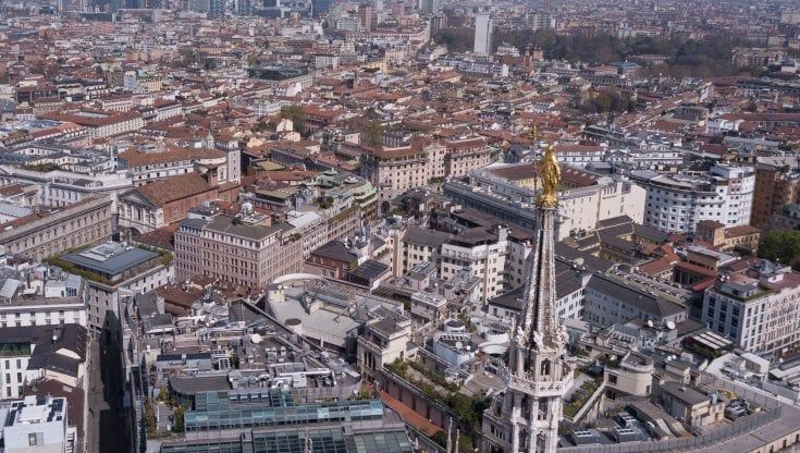 Mercato immobiliare, a Milano vendute più case del pre-Covid. Ma la corsa dei prezzi inizia a frenare (non solo) in centro 