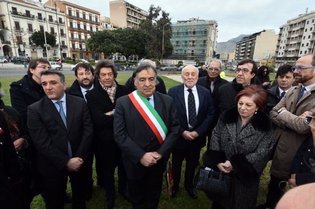 Maxi-processo, il sindaco depone una corona di fiori in piazza: "Oggi Palermo è diversa"