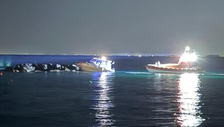 Ischia, barca contro la scogliera nella notte: quattro persone salvate, ferito il conducente