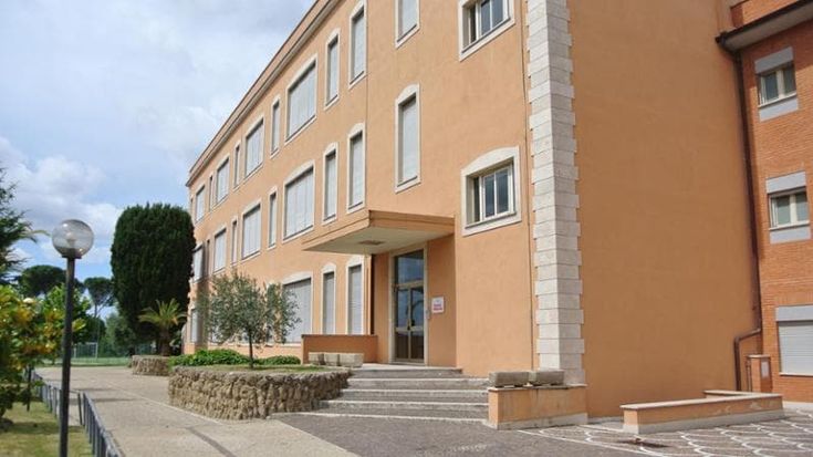 Focolaio di meningite in Gran Bretagna, 16 bambini romani in gita nel Kent. Allarme dei genitori