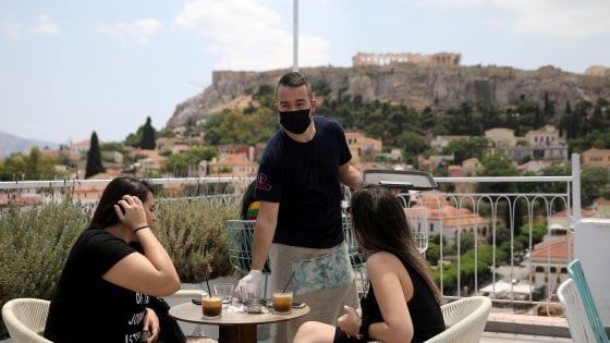 Coronavirus in Grecia, troppi contagi: obbligo di mascherina nei luoghi pubblici al chiuso