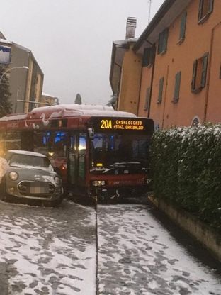 Bologna, arriva la prima neve in città: un bus sul marciapiede