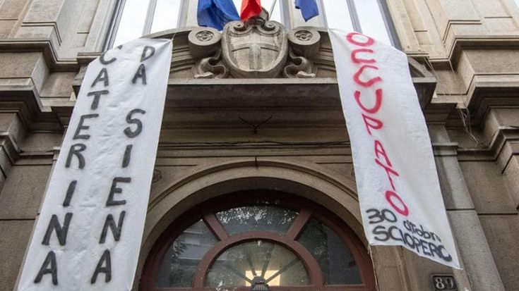 Il Caterina da Siena occupato, tra un dibattito sulla guerra e i laboratori di canto