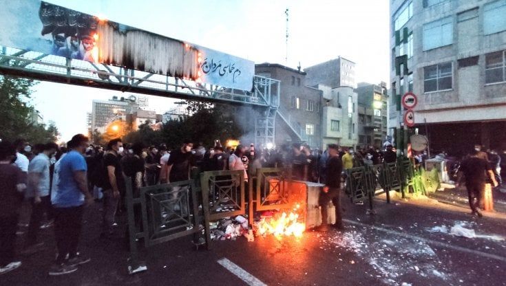 Iran, assedio alla città curda di Oshnavieh. "Isolati, temiamo morti e arresti"