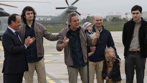 Siria, giornalisti liberati accolti da Hollande: "Grande gioia per le famiglie e per la Francia"
