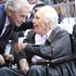 A 102 anni Kirk Douglas va in campeggio, nel giardino del nipote
