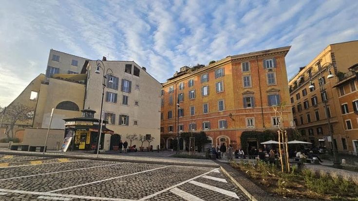 Piazza della Moretta è pronta: il nuovo slargo della Capitale in via Giulia è un piccolo salotto