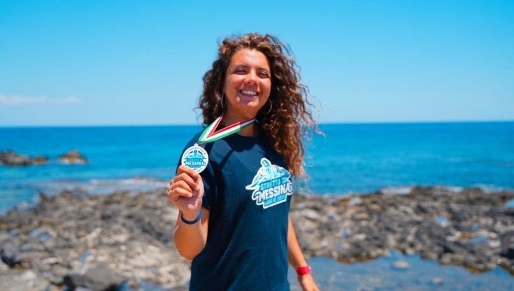 Fotografa napoletana attraversa a nuoto lo stretto di Messina per recuperare l'"autostima"