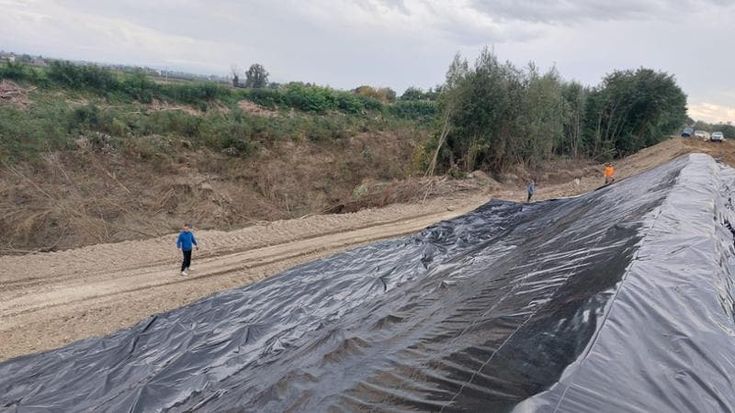 Maltempo, teloni sugli argini per evitare nuove alluvioni. Massima attenzione a Traversara