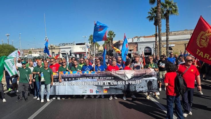 Ex Ilva Taranto, operai dell’indotto bloccano la Provinciale: “Non ci ascoltano, sciopero di 24 ore”