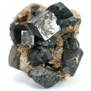 Energia pulita dai cristalli perovskiti: assorbono da più fonti contemporaneamente