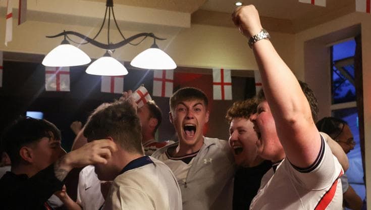 A Londra non si dorme per i Mondiali: pub aperti fino al mattino e assenteismo record al lavoro