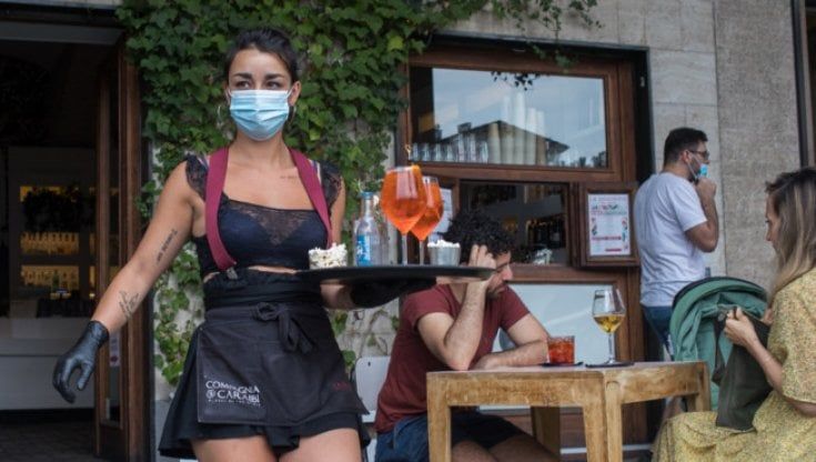 Covid, il virus si diffonde ancora al chiuso. Ecco come fermare il contagio