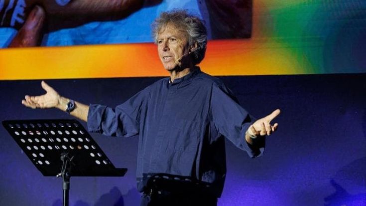 Cosa fare a Milano oggi 15 dicembre: Paolo Colombo al Carcano e l’omaggio dell’Arlecchino a Rambaldi