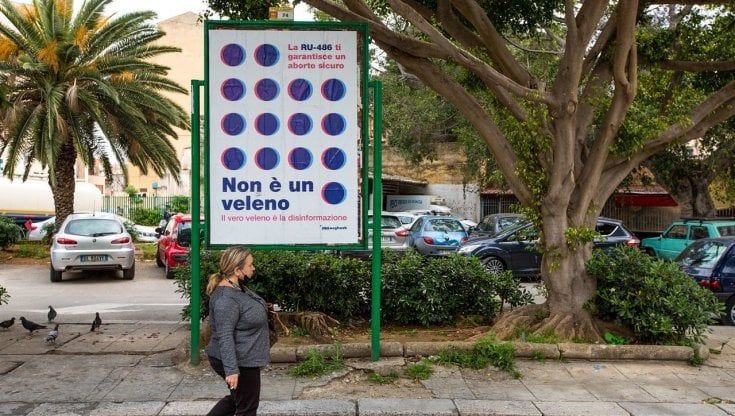 Palermo, denuncia in procura contro i manifesti anti-pillola abortiva