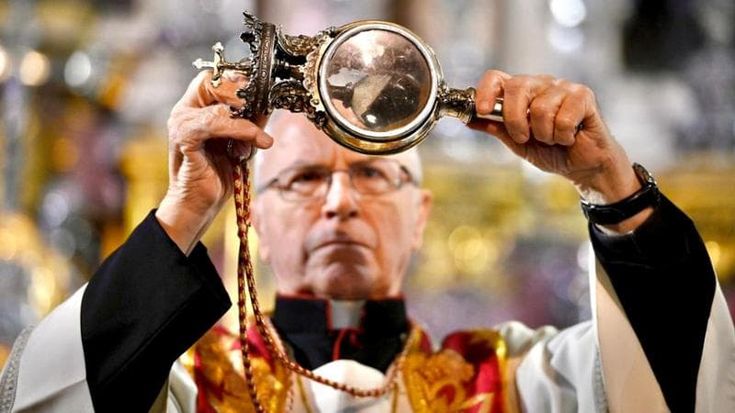 San Gennaro, il sangue si è sciolto: è il miracolo di dicembre. Il cardinale Battaglia in Cappella