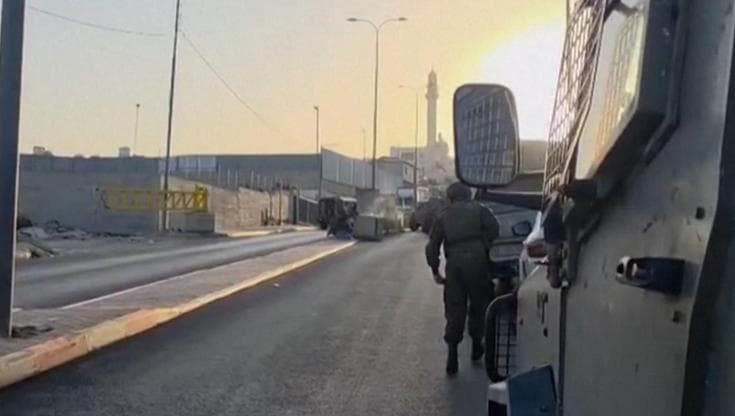 Cisgiordania, scontro a fuoco in un insediamento nei pressi di Hebron: il video