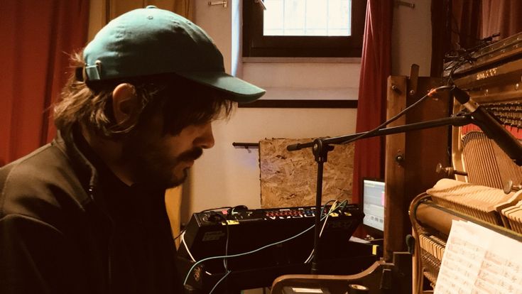Calcutta e la breve distanza tra la radio e il baretto