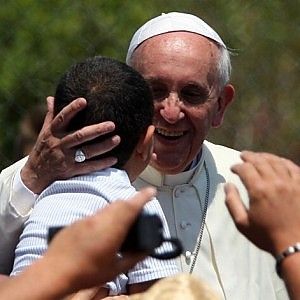 Papa: "Anche Chiesa superi diffidenza verso migranti". E rafforza donne nella commissione teologica