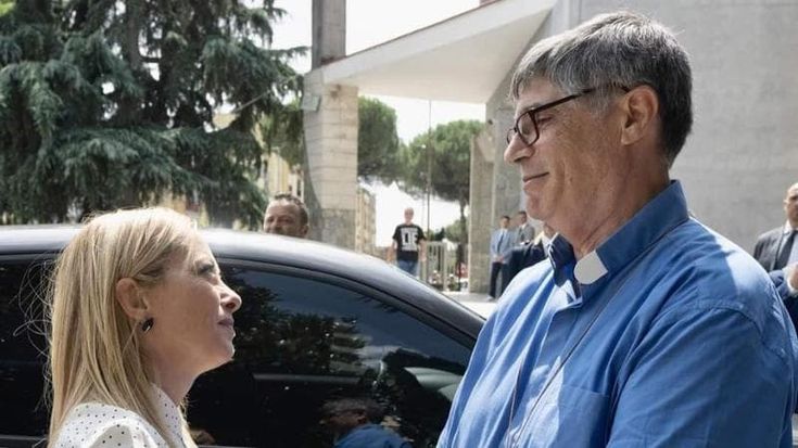 De Luca chiama Patriciello “Pippo Baudo”, Meloni: “Spaventoso”. Lui replica: “Pensi ai fondi bloccati”. E il prete: “A repentaglio la mia vita”