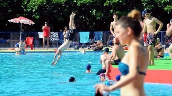 Coronavirus, l'estate anomala di Milano con piscine aperte fino alle 23 