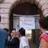 “Qui nessuno è straniero”: a Genova la polizia rimuove lo striscione contro il decreto Valditara