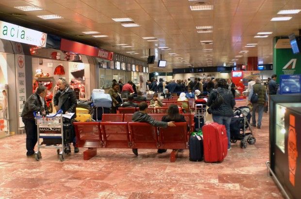 Furti nei bagagli in aeroporto,coinvolto anche il Marconi