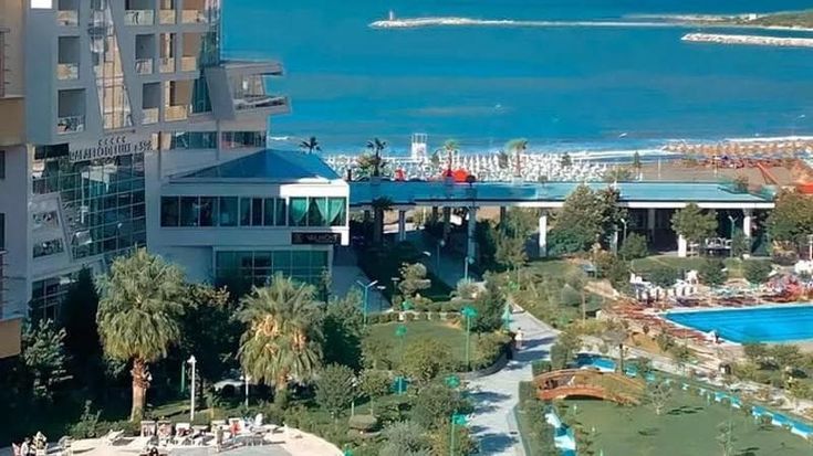 Resort a 5 stelle per gli agenti: nuova bufera sui centri in Albania