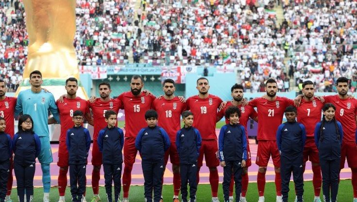 Una fascia, una foto, un gesto in campo: così lo sport spaventa ancora i regimi