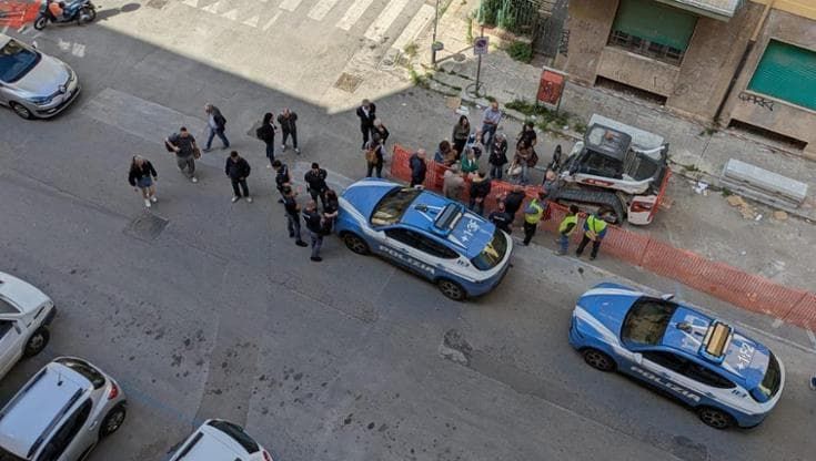 Residenti e commercianti non vogliono le piste ciclabili: assalto al cantiere, interviene la polizia