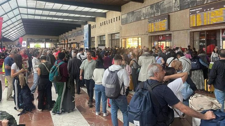Sciopero treni, Frecce e Intercity cancellati e regionali quasi azzerati. Passeggeri accampati sulle banchine