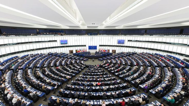 Moscagate, perquisizioni a Bruxelles e Strasburgo. Coinvolto l’assistente Guillaume Pradoura, che appare sui social in pose antisemite