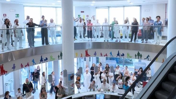 Stress in corsia, medici e infermieri del Gaslini fondano un coro per finanziare azioni anti burnout