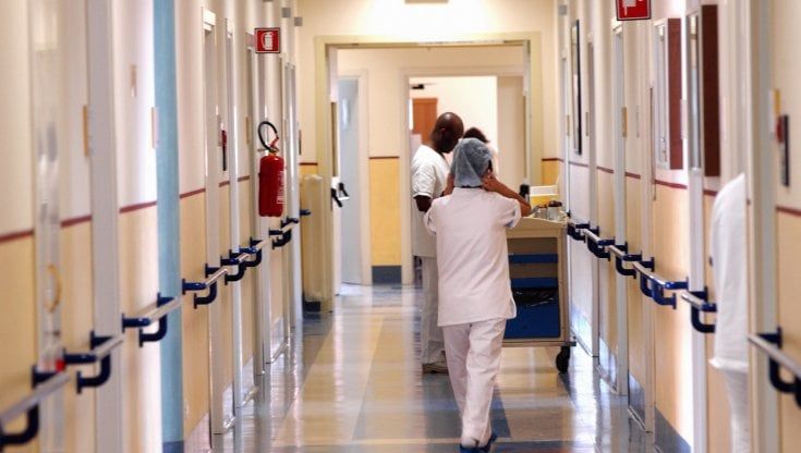 Il caro gas in ospedale: a Torino mancano le tutine per i neonati e le lenzuola si portano da casa