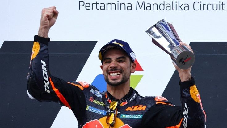MotoGp, Oliveira vince in Indonesia sul bagnato. Quartararo e Zarco sul podio