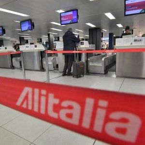 Gli italiani scaricano Alitalia: per otto su dieci deve fallire