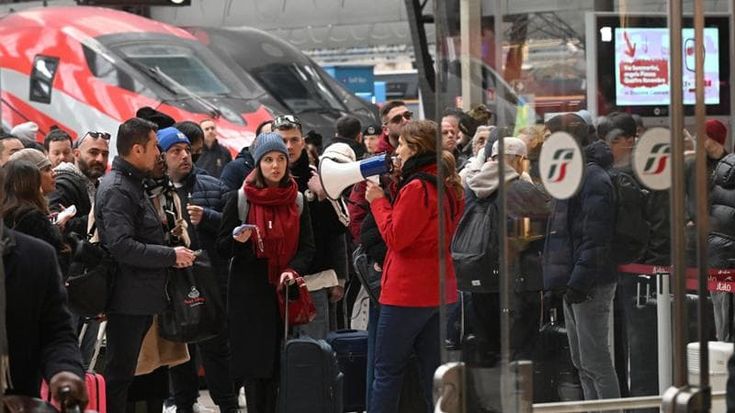 Salvini evoca il sabotaggio a Milano: “Uomo sui binari”. I sindacati: “Pantografo difettoso”