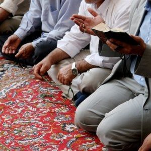 Chiede di non lavorare di notte durante il Ramadan  e l'azienda per punizione lo trasferisce