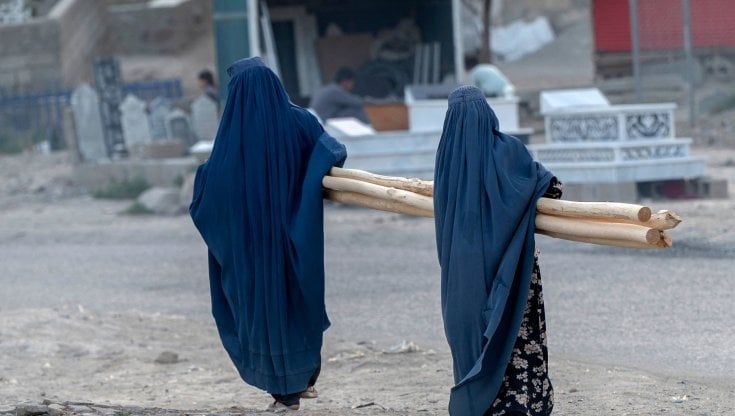 Firenze, strappa il burqa ad una donna incinta e la spinge fuori dal treno: "La gente come voi qui non ci deve stare"