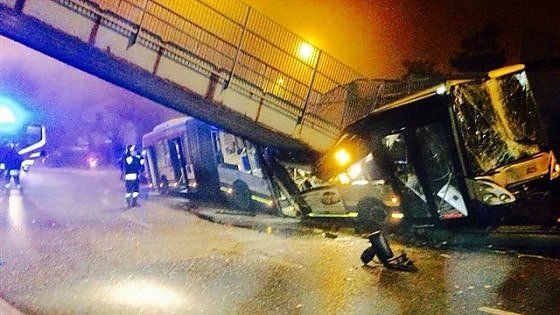 Nichelino, incidente bis per l'autista di bus che distrusse un ponte: abbatte paletti e pianta in asso i passeggeri