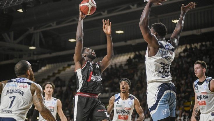 Basket, quarti play off scudetto: Milano e Virtus Bologna vincono ancora, colpo di Sassari a Venezia