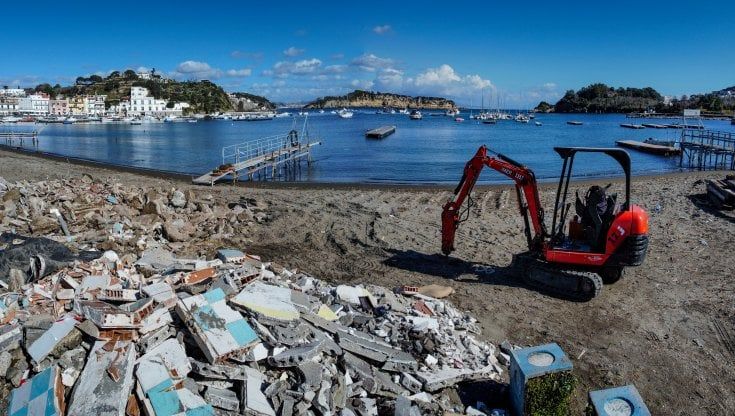 Bacoli, l’arenile recuperato. Via recinzioni, auto e cemento: “È di nuovo un bene di tutti”