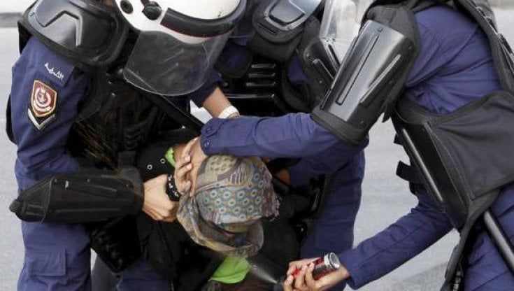 Baharain, al via il campionato di Formula 1 tra le proteste per le violazioni dei diritti umani: la tortura come strumento repressivo