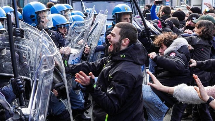 Torino, nuovi scontri. Scritta all’università: “Mangione libero”